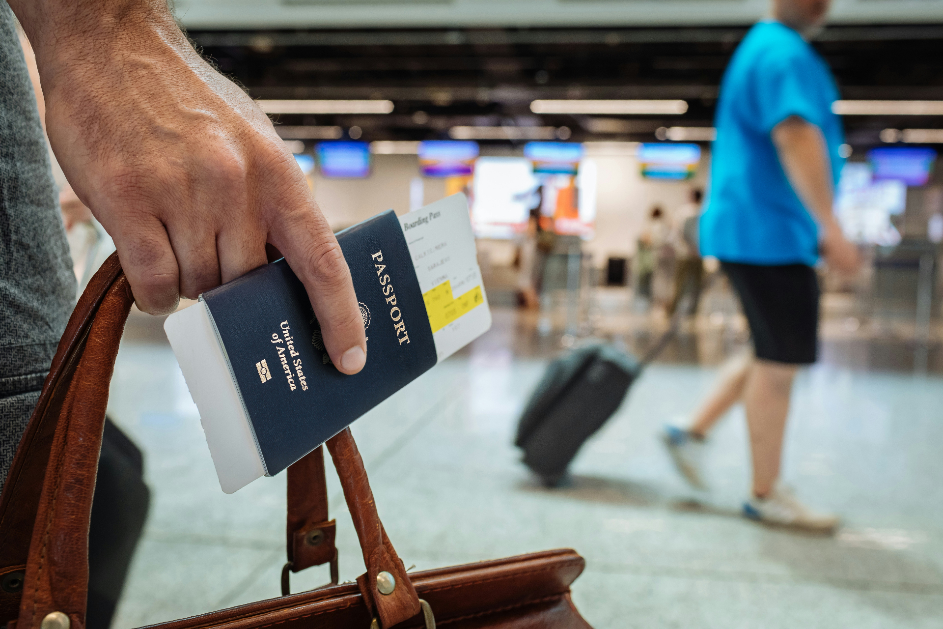 Zakenreiziger met paspoort en boardingpass