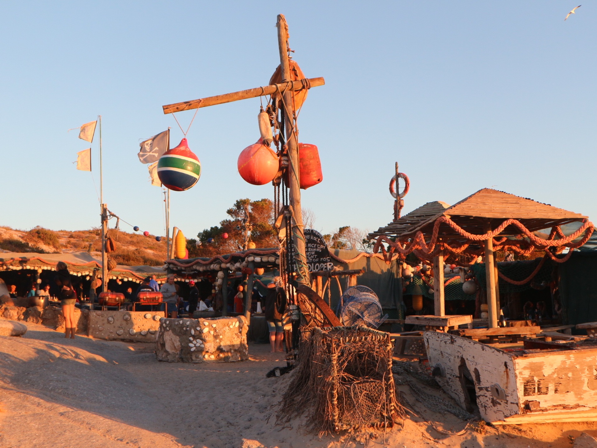 Verse vis en met je blote voeten in het zand